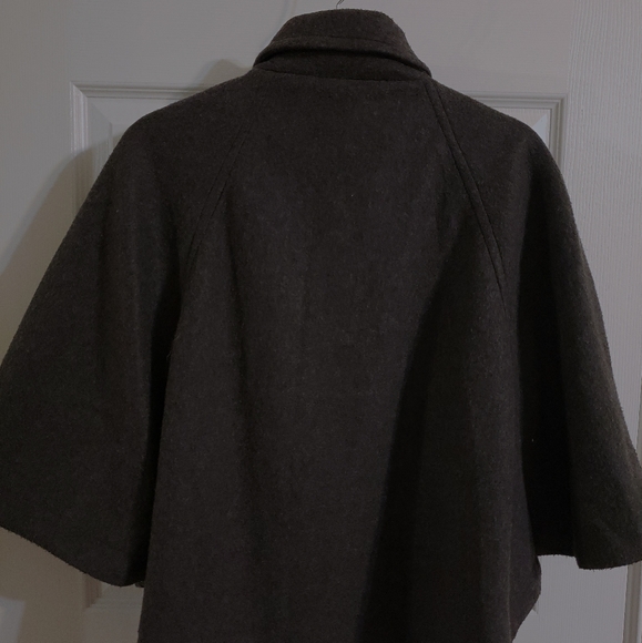 Cape - Picture 3 of 5